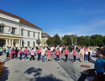Magyar Király Szálló előtti téren kezdődik a tánc